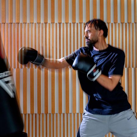 Hyatt Regency Riyadh Olaya Εξωτερικό φωτογραφία A boxer training with a heavy bag