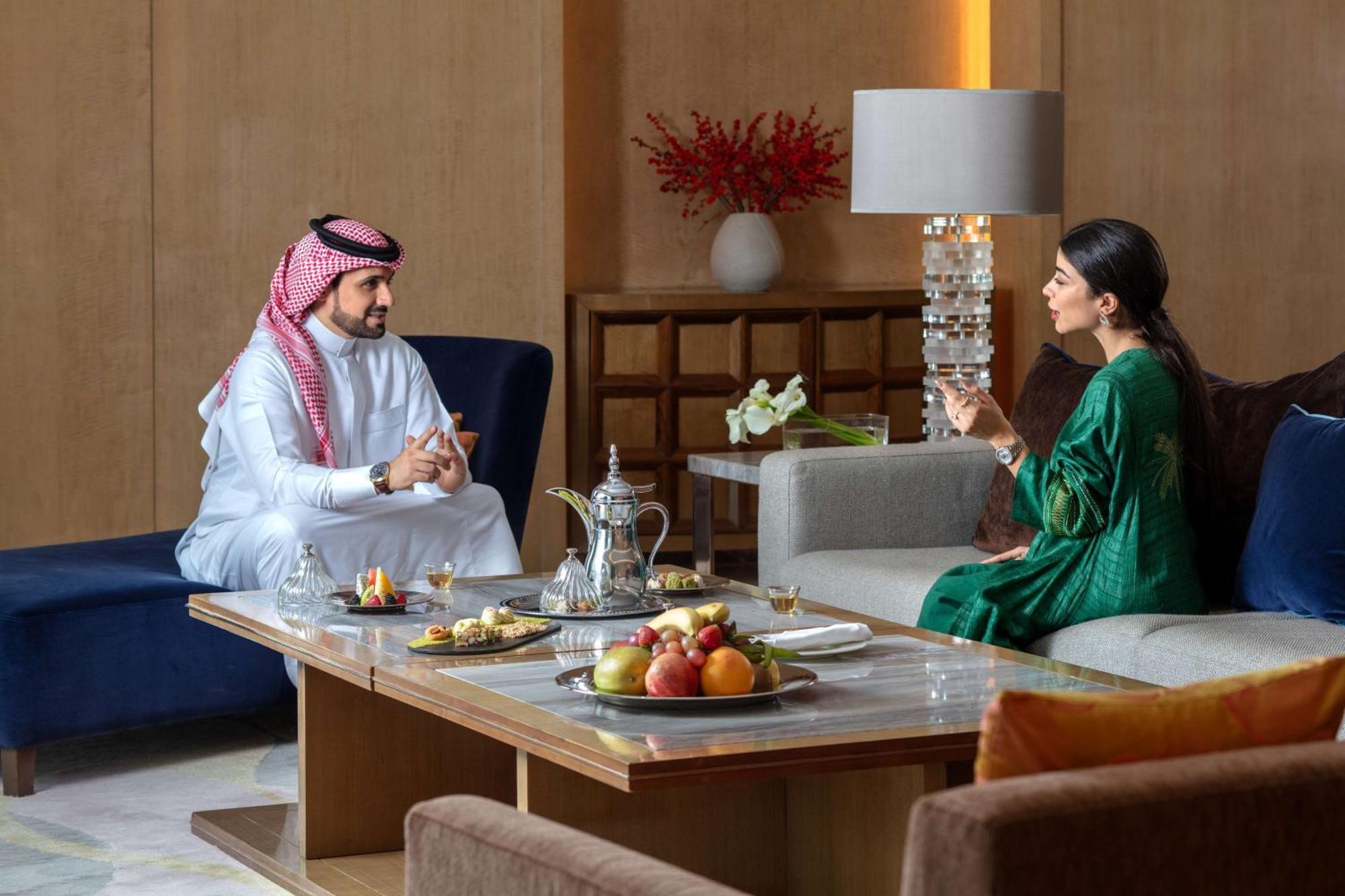 Hyatt Regency Riyadh Olaya Εξωτερικό φωτογραφία A Saudi Arabian man and woman in traditional dress