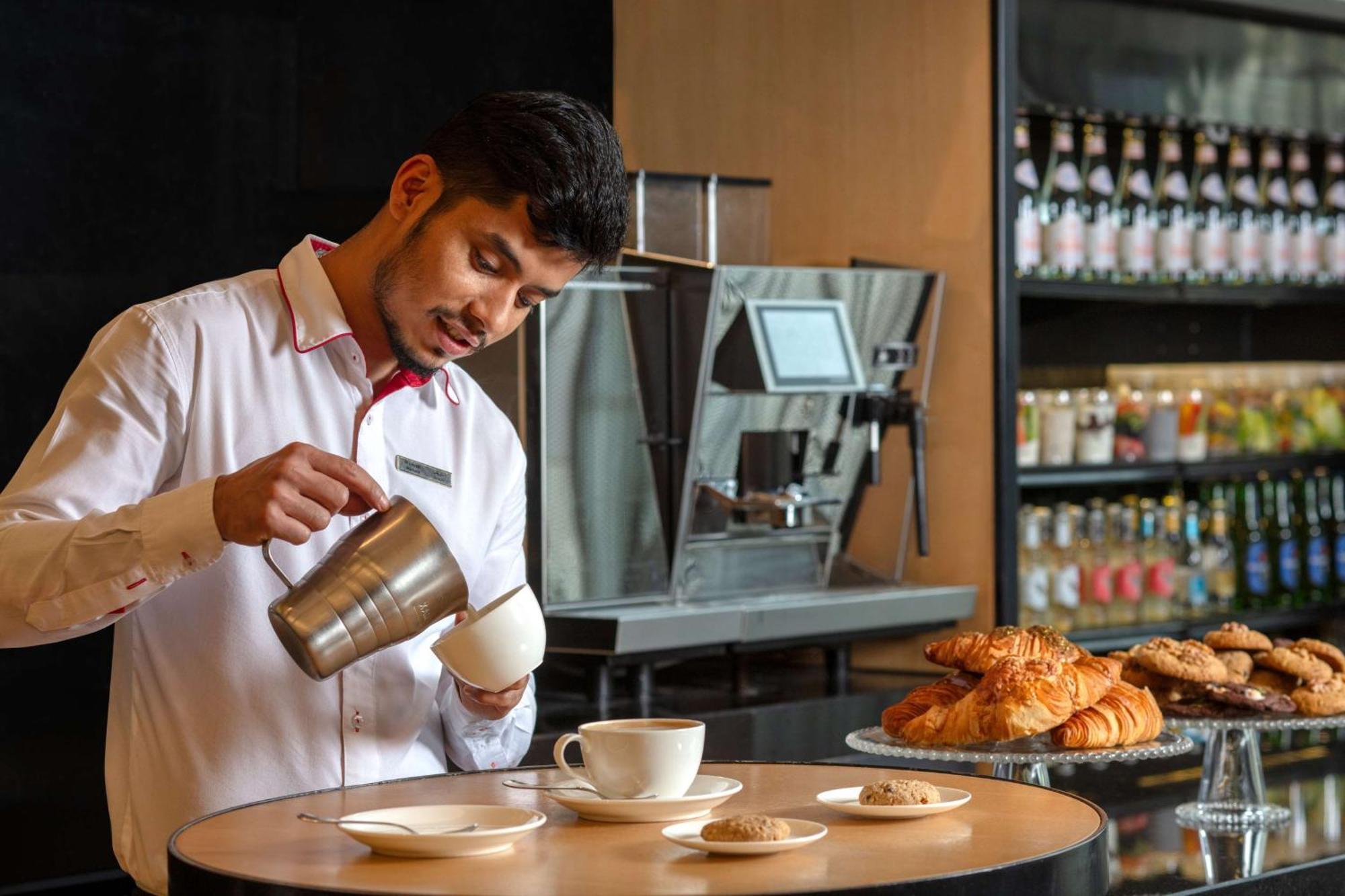 Hyatt Regency Riyadh Olaya Εξωτερικό φωτογραφία A barista at work
