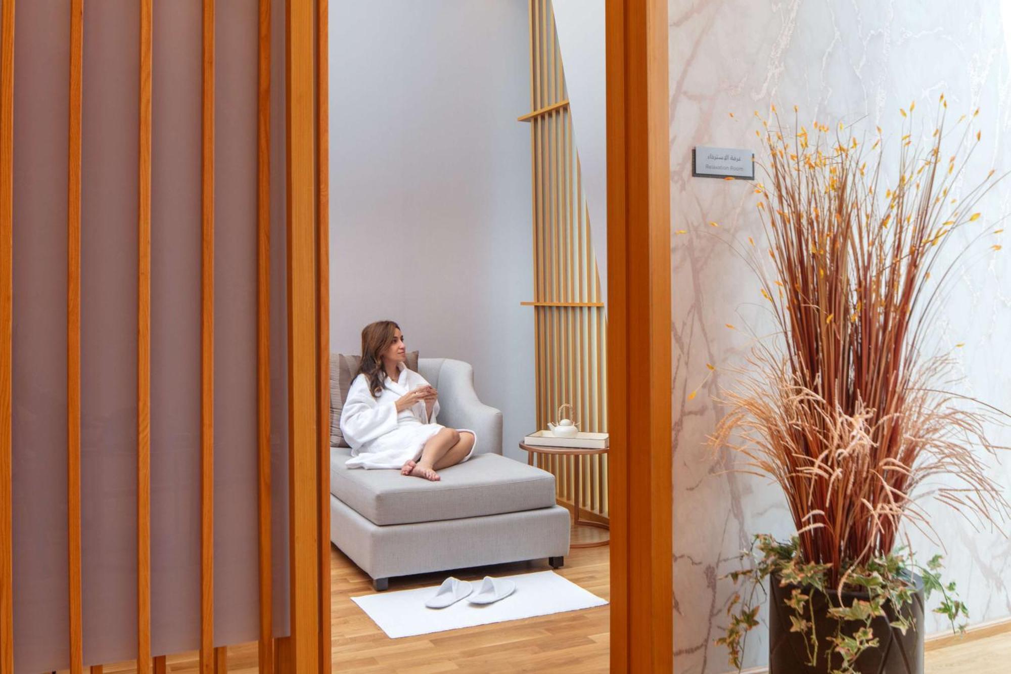 Hyatt Regency Riyadh Olaya Εξωτερικό φωτογραφία A woman relaxing in a spa