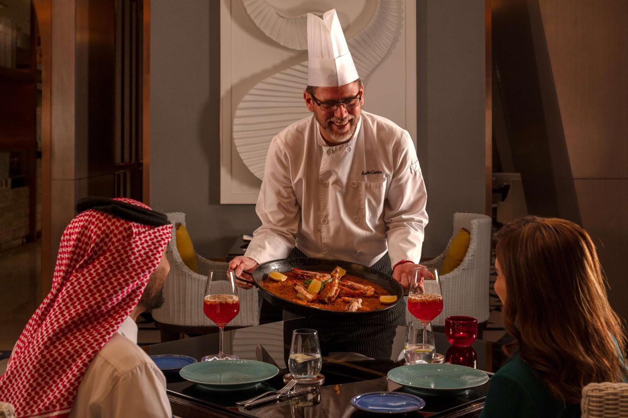 Hyatt Regency Riyadh Olaya Εξωτερικό φωτογραφία A chef serving food