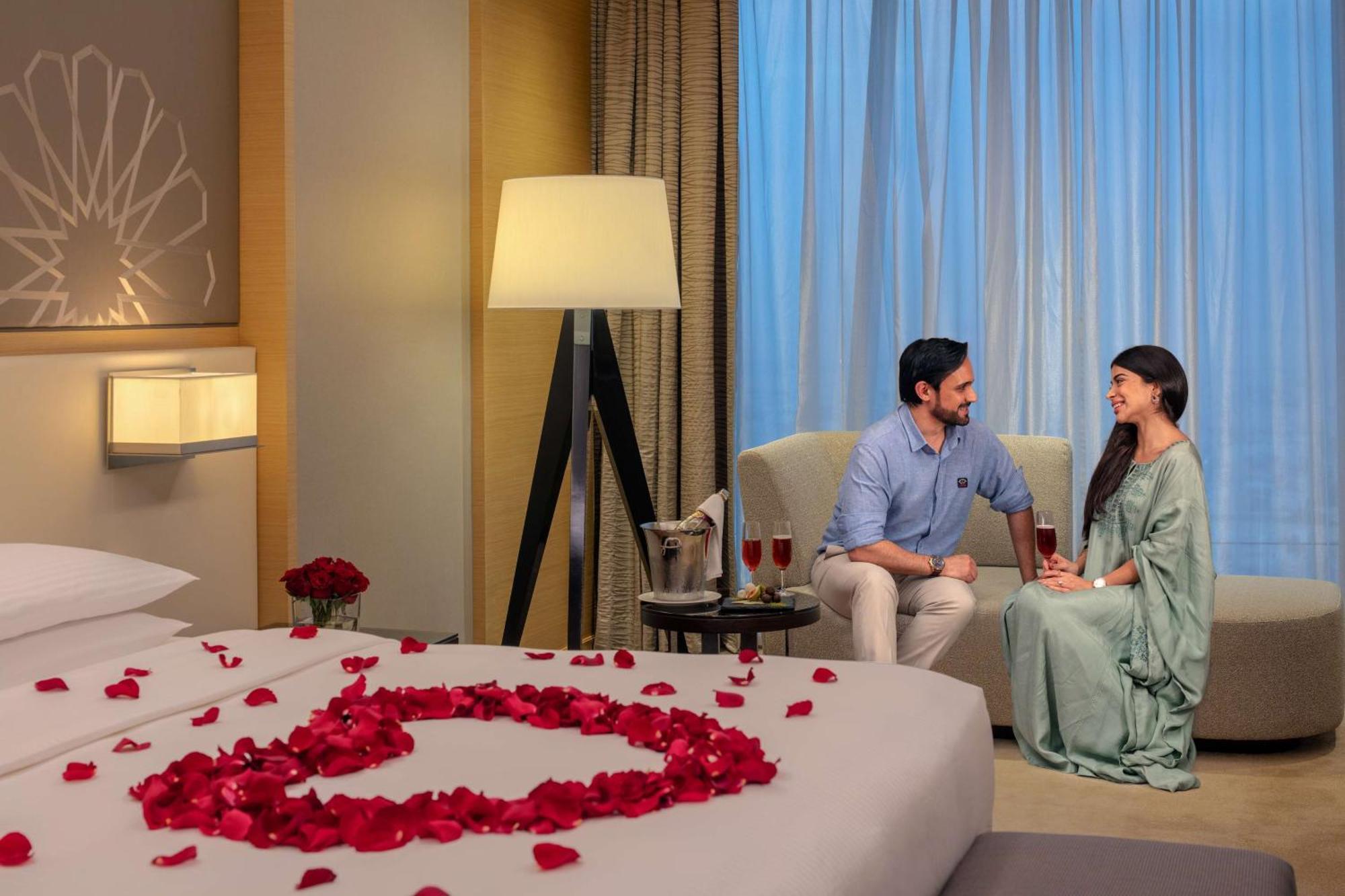 Hyatt Regency Riyadh Olaya Εξωτερικό φωτογραφία A couple in a hotel room